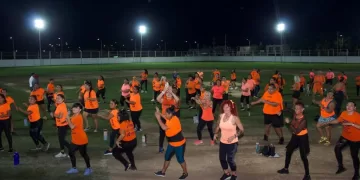Celebran Dia Naranja bailando en Puerto Aventuras