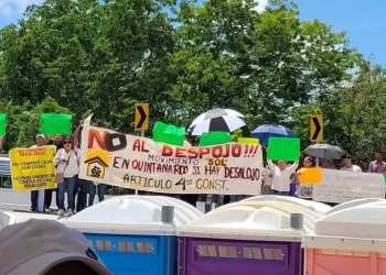 Ante AMLO, transportistas se quejan de ASUR y colonos denuncian a "cártel inmobiliario"