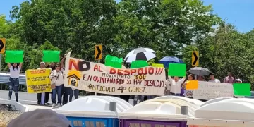 Ante AMLO, transportistas se quejan de ASUR y colonos denuncian a "cártel inmobiliario"
