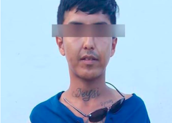 Por el sólo hecho de ver a los policías los insulta e intenta agredir