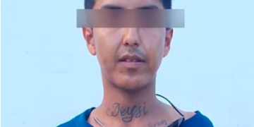 Por el sólo hecho de ver a los policías los insulta e intenta agredir