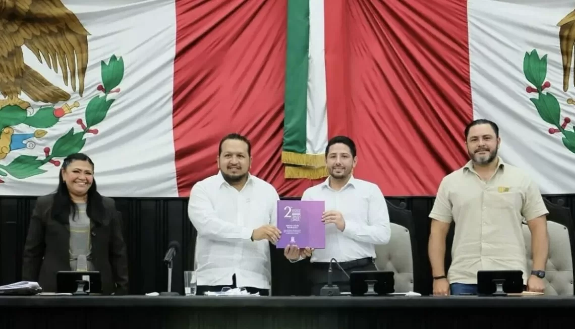 Sergio Avilés Demeneghi, protagonista de un pobre espectáculo en el Congreso