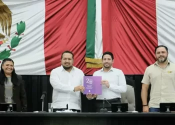 Sergio Avilés Demeneghi, protagonista de un pobre espectáculo en el Congreso