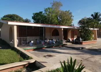 Desvían recursos de gobierno en escuela de la Unidad Morelos; alumnos toman clases a la intemperie  
