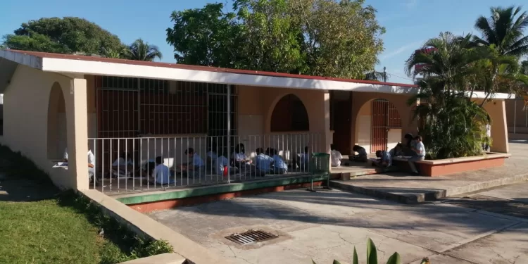 Desvían recursos de gobierno en escuela de la Unidad Morelos; alumnos toman clases a la intemperie  