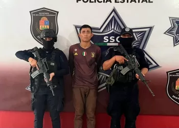 Sin razón aparente insulta y agrede a los policías