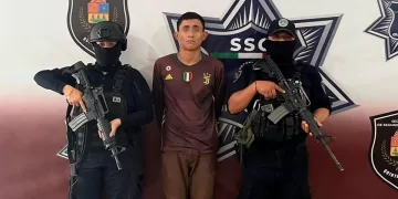 Sin razón aparente insulta y agrede a los policías