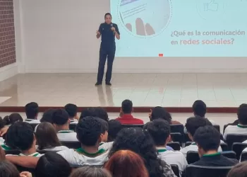 Imparten a estudiantes pláticas sobre riesgos en las redes sociales
