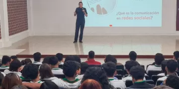 Imparten a estudiantes pláticas sobre riesgos en las redes sociales