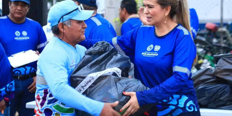 Lili Campos dignifica a personal de servicios públicos con más uniformes