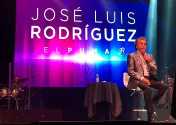 El “Puma”, José Luis Rodríguez recibe una camiseta del Inter Playa