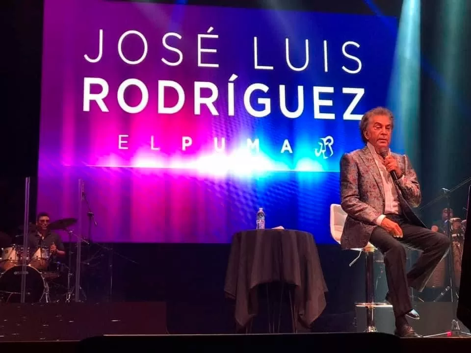 El “Puma”, José Luis Rodríguez recibe una camiseta del Inter Playa