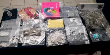 Aseguran paquete con droga escondido en un arbusto frente a un restaurante