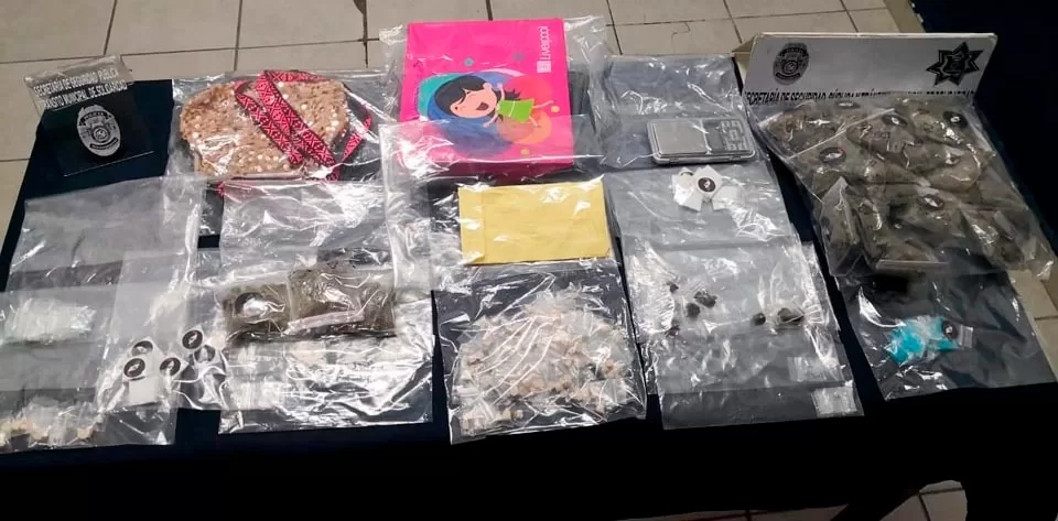 Aseguran paquete con droga escondido en un arbusto frente a un restaurante