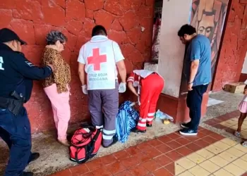 Rescatan a adulto mayor que llevaba días a las puertas de un mercado en Chetumal