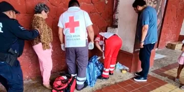 Rescatan a adulto mayor que llevaba días a las puertas de un mercado en Chetumal