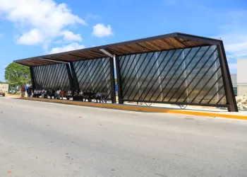 Dos nuevos paraderos más cuatro rehabilitados, dan seguridad y comodidad a la gente