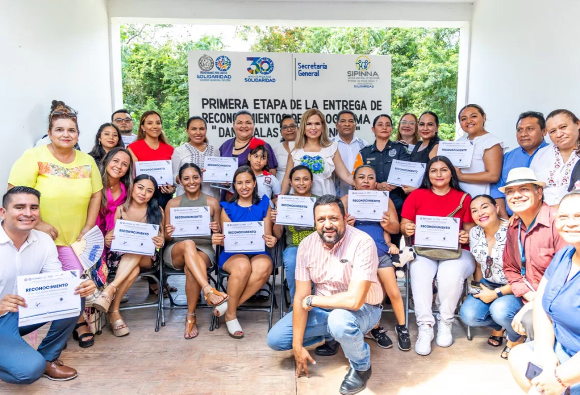 Entrega Lili Campos reconocimientos en el programa "Dando Alas de Ternura"