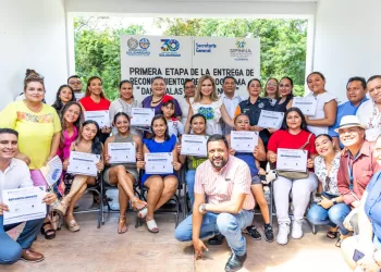 Entrega Lili Campos reconocimientos en el programa "Dando Alas de Ternura"