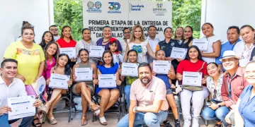 Entrega Lili Campos reconocimientos en el programa "Dando Alas de Ternura"