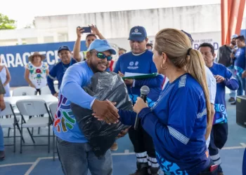 Trabajadores de Puerto Aventuras reciben nuevos uniformes