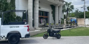 Movilización policiaca por reporte falso de bomba en universidad de Cancún
