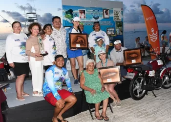 Homenaje a capitanes de Cozumel durante torneo de pesca “Hombres caídos del mar”