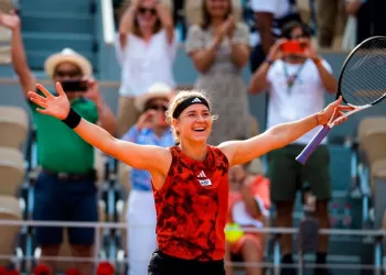 Maria Sakkari entra a la final de la WTA al retirarse Karolina Muchova