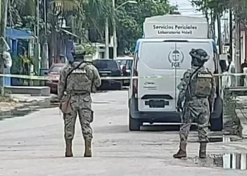 Enfrentamiento armado en zona conurbada de Cancún termina con camioneta de lujo incendiada