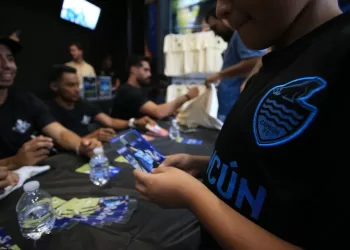 Buena participación de aficionados en firma de autógrafos del Cancún FC