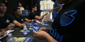 Buena participación de aficionados en firma de autógrafos del Cancún FC