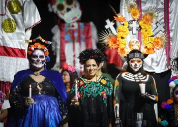 Colorido Paseo de Ánimas y puesta de altares del Hanal Pixán en Puerto Morelos
