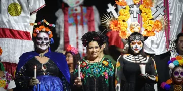 Colorido Paseo de Ánimas y puesta de altares del Hanal Pixán en Puerto Morelos