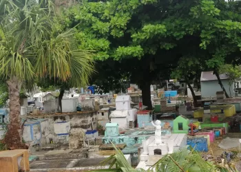 En panteón Álamos ya no cabe ningún alma, pero se mantiene la tradición