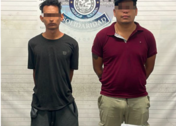Aseguran en Playa del Carmen a dos individuos con un auto con reporte de robo y narcóticos