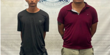 Aseguran en Playa del Carmen a dos individuos con un auto con reporte de robo y narcóticos