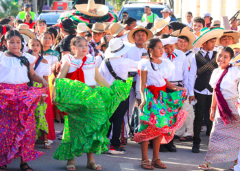 Realizan desfile revolucionario en Puerto Aventuras