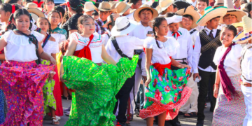 Realizan desfile revolucionario en Puerto Aventuras
