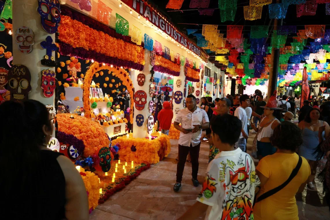 Janal Pixán a la orilla del mar un atractivo turístico más de Cancún