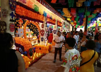 Janal Pixán a la orilla del mar un atractivo turístico más de Cancún