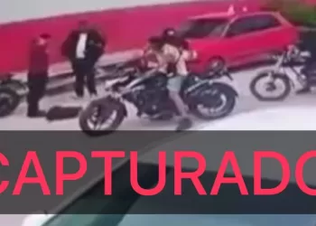 Capturan a par de individuos con una moto robada y una réplica de pistola