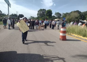 Ejidatarios de Felipe Carrillo Puerto bloquean carretera federal Mérida-Chetumal