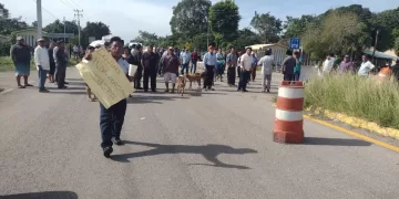 Ejidatarios de Felipe Carrillo Puerto bloquean carretera federal Mérida-Chetumal