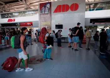 Asisten policías de Cancún a migrantes salvadoreños
