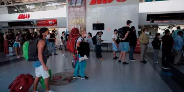 Asisten policías de Cancún a migrantes salvadoreños