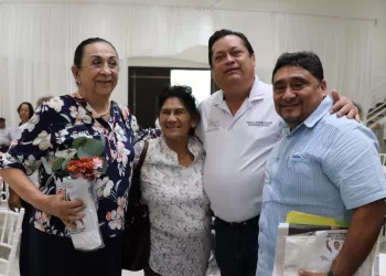 Rubén Carrillo recibe respaldo de los taxistas chetumaleños