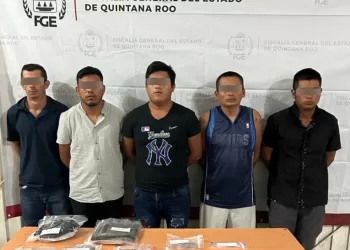 Aseguran a cinco narcomenudistas y drogas en un cateo