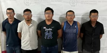 Aseguran a cinco narcomenudistas y drogas en un cateo