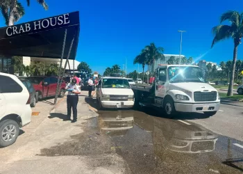 Operativo en la zona hotelera de Cancún para retirar autos estacionados en lugares prohibidos