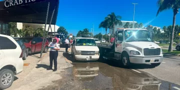 Operativo en la zona hotelera de Cancún para retirar autos estacionados en lugares prohibidos